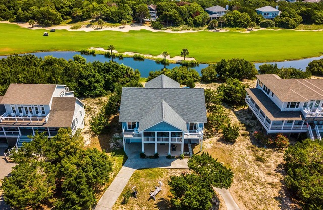 ���Bailando a la luz de la luna en el hoyo 17 del campo de golf y la laguna!