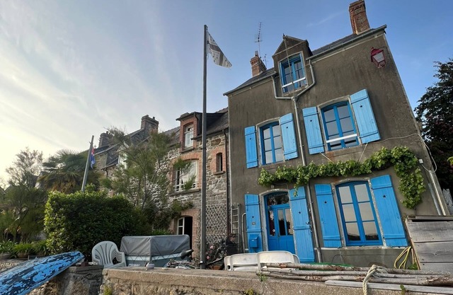 Dans L'un des Plus Beaux Villages de France, les Pieds Dans L'eau