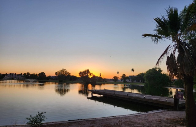 DARLENES ON THE PIER Snowbird Seasonal rental on the lake!
