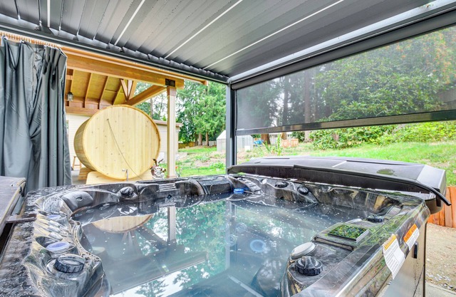 Game Room, Hot Tub & Mtn View: Bonney Lake Retreat