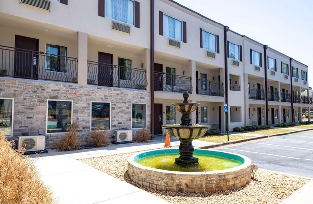 Days Inn by Wyndham College Park Atlanta Airport South