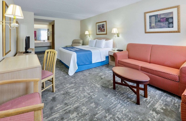 Days Inn & Suites by Wyndham Bentonville