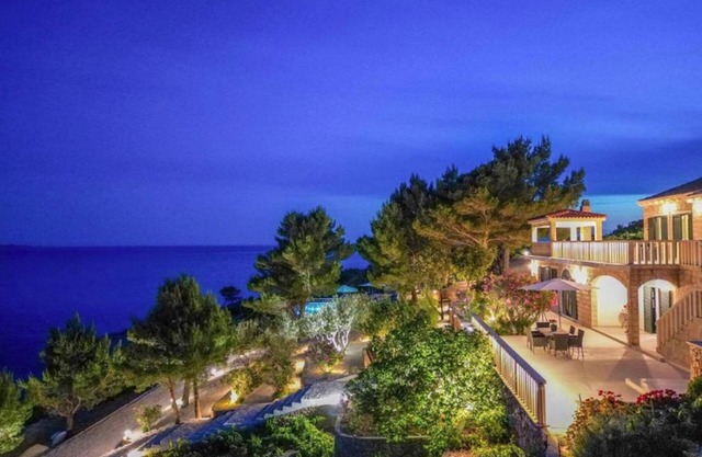 Dazzling Beachfront Villa - Villa Aria - 6 Bedrooms - Private Heated Pool