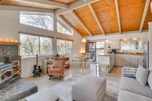 Deck and Fire Pit Pine Mountain Lake Getaway!