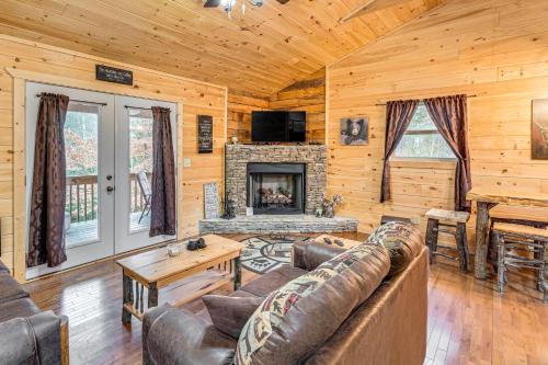 Deck and Fire Pit Smoky Mountain Cabin Hideaway!