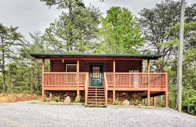 Deck and Hot Tub Log Cabin Sevierville Studio!