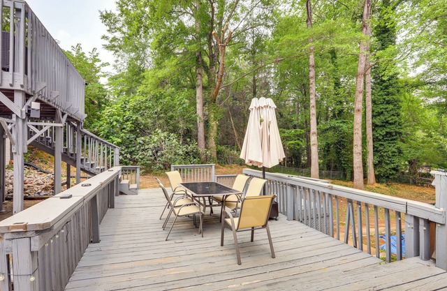 Deck & Game Room: Family Home in Stockbridge!