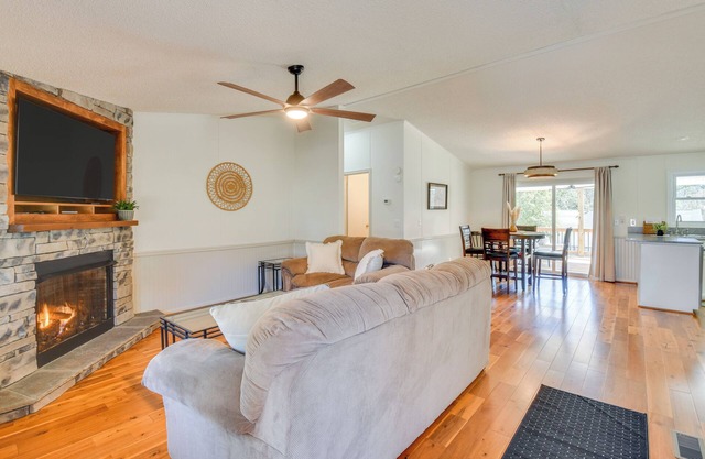 Deck, Grill & Dock Access: Lake Keowee Retreat!