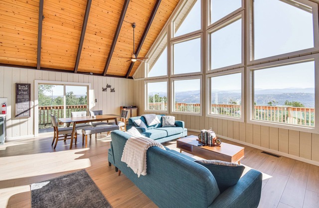 Deck + Views: Scenic Yosemite Lakes Retreat