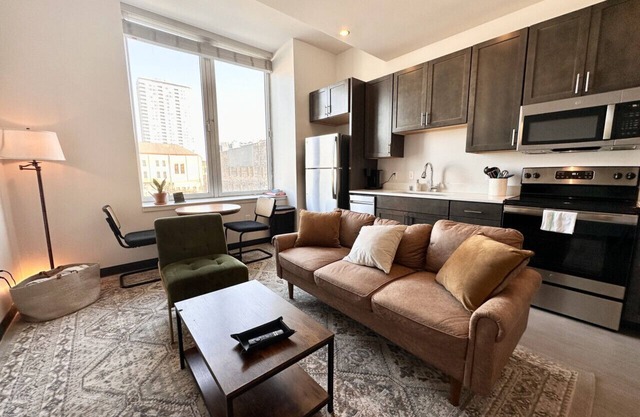 Deer District Studio Apt JC8 - One Block from Fiserv and Baird