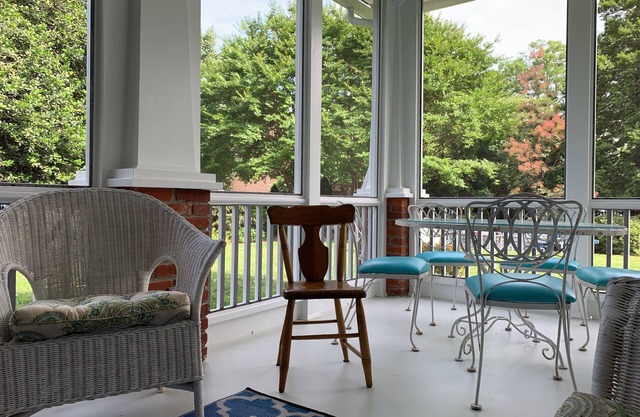 Del Ray Home with Screen Porch & Outdoor Kitchen