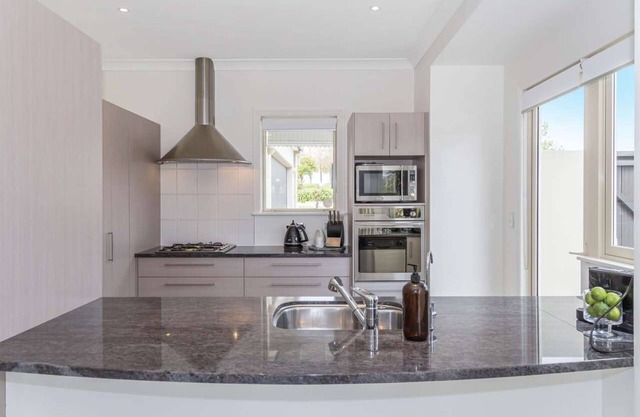 Delightful 1 B\R apartment. King Bed + Ensuite.