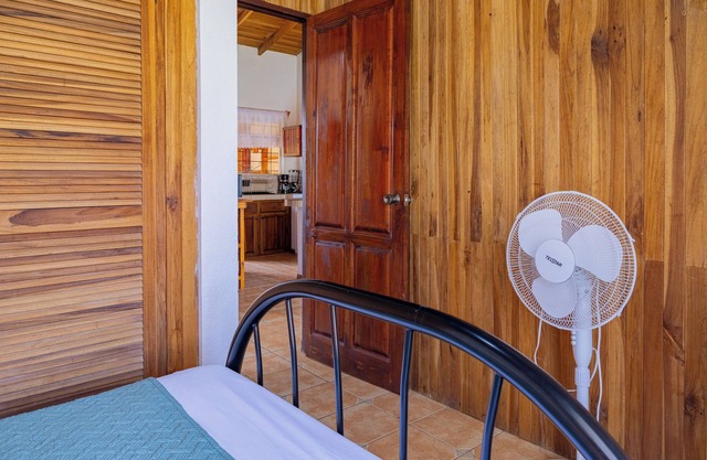 Delightful 2-bedroom house in Nuevo Arenal, Near Lake Park Access