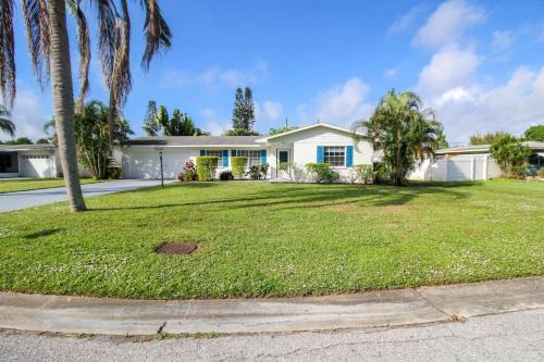 Delightful 2 BR Home in West Bradenton - Sans Souci