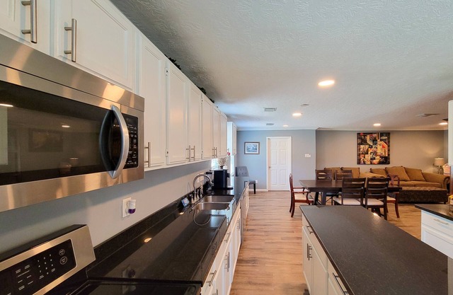 Delightful 4 bedroom villa with pool 6 miles from DT