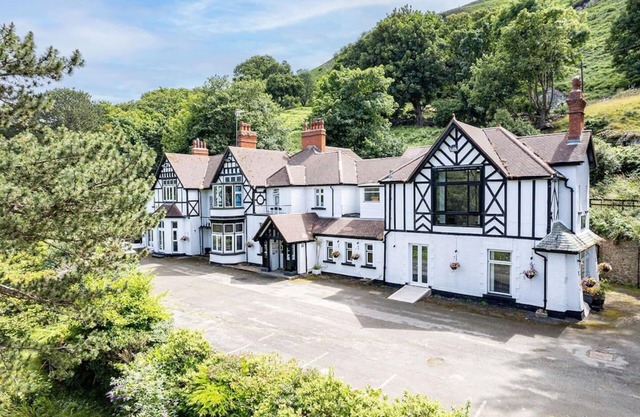 Delightful holiday home with sea views and Hot Tub