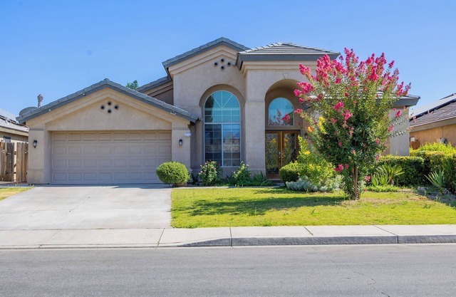 Delightful home 5 Bedrooms , 2 Bath and 2 living rooms