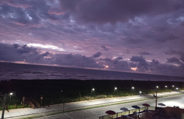 Delicioso ático con vistas al mar de aguas cálidas.