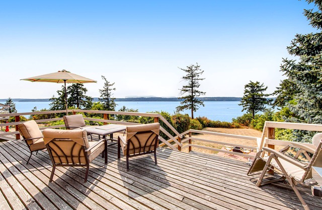 Delightful Waterfront Cabin w/ Large Deck, Free WiFi, Firepit, & Washer/Dryer