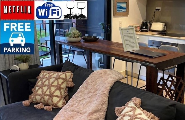 DELUXE CLOSE TO CITY WIFI NETFLIX WINE PARKING