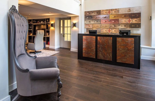 Deluxe Queen Retreat, King George Hotel, Boutique Ambiance, Near Chinatown Gate