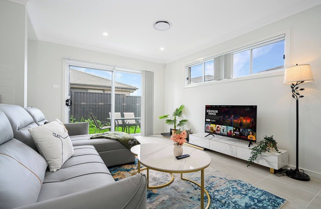 Denham Court 4Br with Central AC & WiFi near Coles