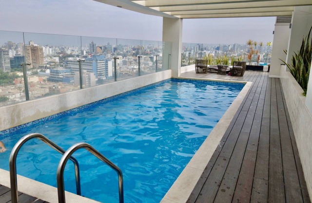 DEPARTAMENTO CON VISTA PANORAMICA A LA CIUDAD, CERCA MIRAFLORES Y SAN ISIDRO