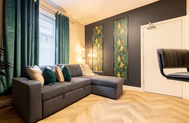 Derry City, Northern Ireland - Violet Suite Apartments (B), 4 Guests (1 Apartment) or 8 Guests (2 Ap