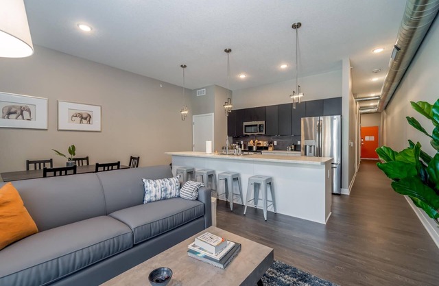 Des Moines Alluring 2BD 2BA Downtown Apartment