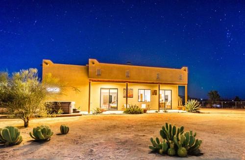 Desert Villa w Stunning Night Sky Views & Game Room