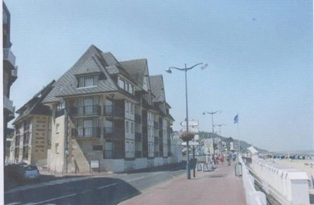 Apartamento de diseño y luminoso ubicado a 30 m del mar ya 100 m del centro de la ciudad.