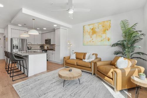 Designer 1BR with Pool and Htub