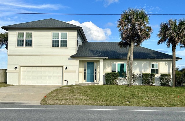 Casa de diseño con patio ajardinado en el océano Atlántico