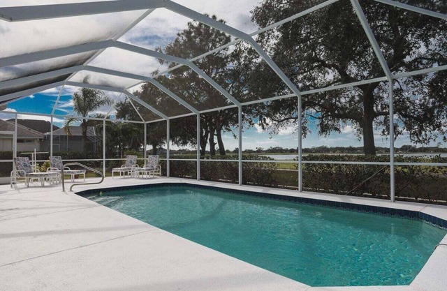 Desirable 3BR lakefront pool home in Palmetto - Cranes Galore