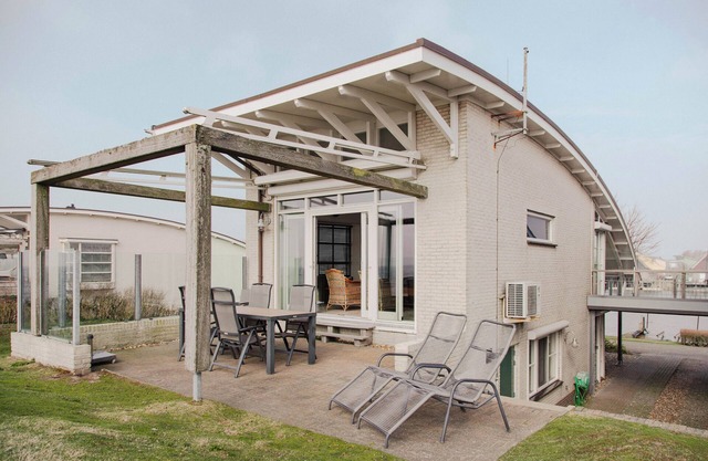 Detached villa on the dike of the IJsselmeer