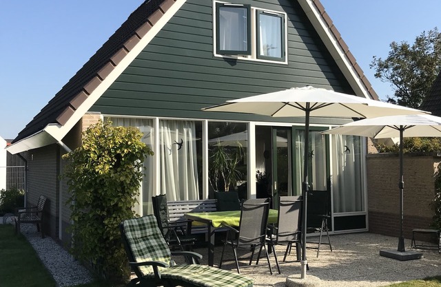 Lujosa casa de vacaciones junto al mar en un parque de vacaciones con piscina y parque infantil