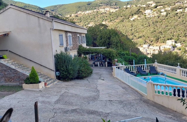 Casa independiente con vistas a la piscina, al mar y a la montaña.