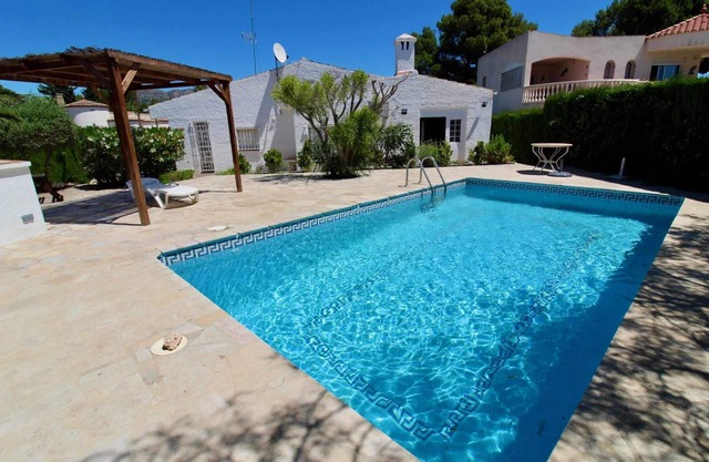 Casa independiente de una planta con jardín y piscina privada Wifi