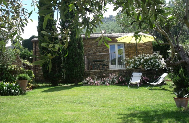 RENTA Chalet en piedras. casa de campo de carácter brando-mausoleo