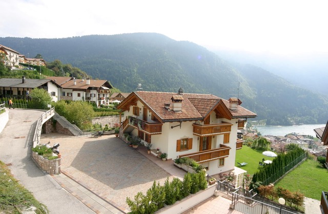 Villa independiente con impresionantes vistas de los Dolomitas y el lago Molveno ****