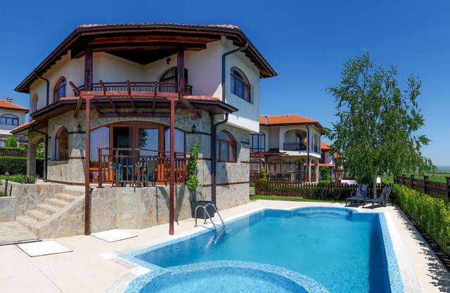 Villa independiente con piscina privada y vistas al mar