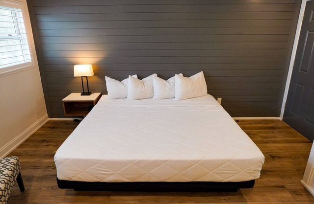 Devon Shores - King Studio