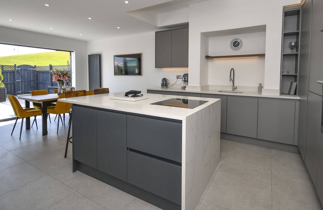 Dexters Den - Stunning large 3 bedroom cottage with sea views