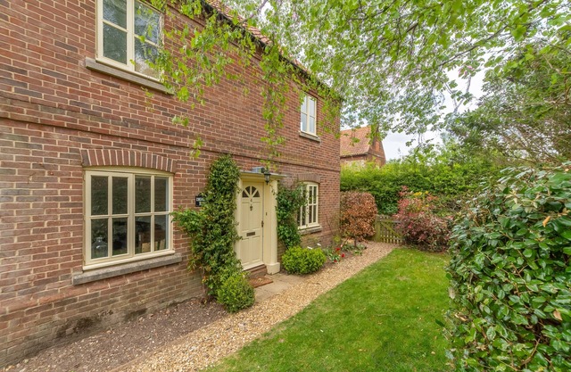 Una propiedad bien proporcionada y elegantemente amueblada, con estacionamiento privado.