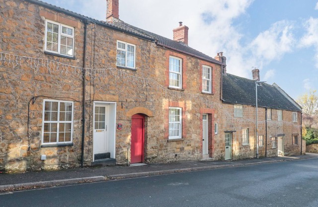 DILLY DALLY, pet friendly, with open fire in Ilminster