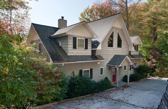 Direct Lakefront + Spectacular Mt & Lake Views - Reserve ahora para ofertas especiales de otoño