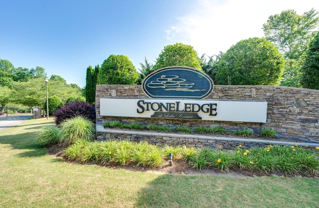 Completamente remodelado (2019) a orillas del lago directamente en el lago Keowee