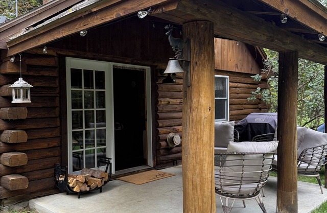 Direct trail access cabin in Pittsburg NH Pet friendly & WIFI