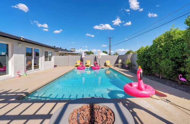 Disco Dino: Pool, HotTub & Game Room Sleeps 18