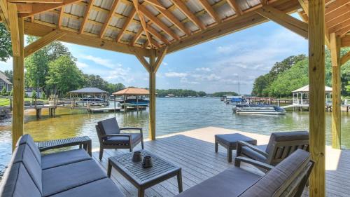 Dock Holiday by AvantStay Custom Home New Dock